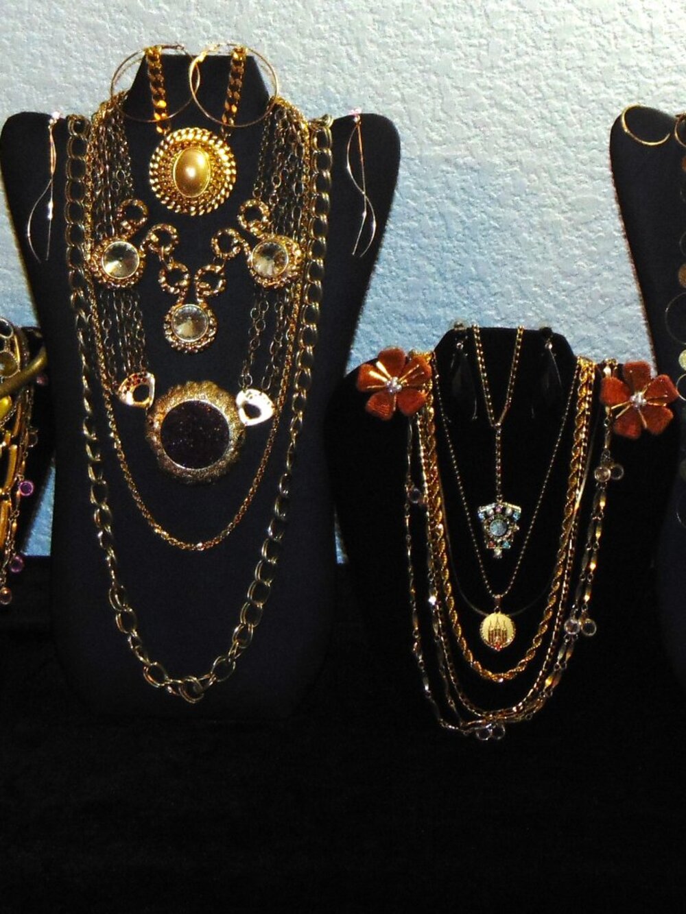 Vintage & Modern Assorted Gold Tone Jewelry lot- very nice!